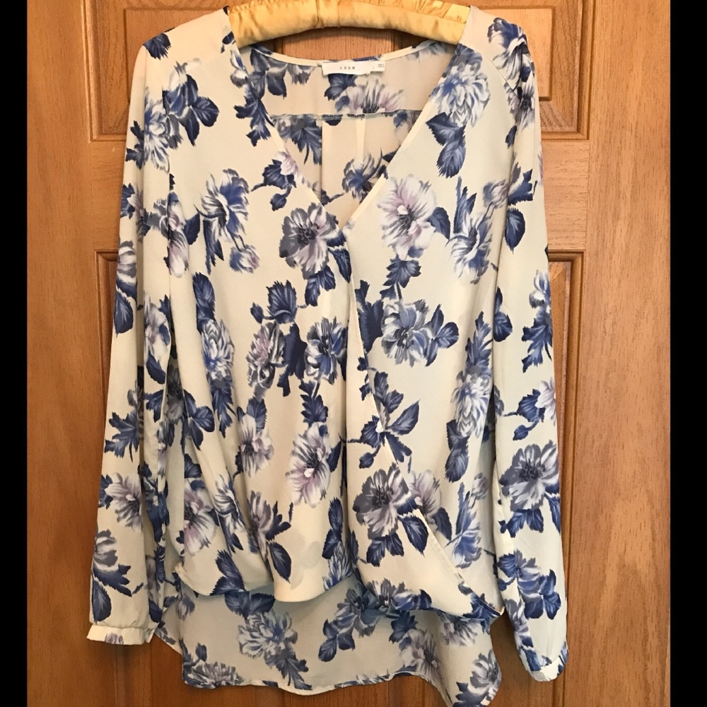 Lush Flowy Floral Top Size: L